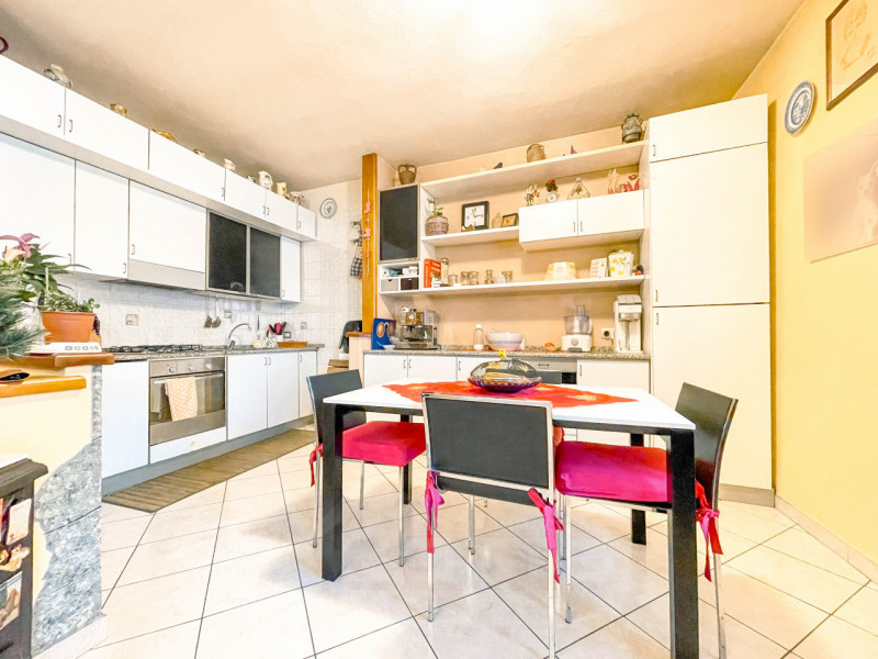 Immagine 7 di Palazzo in vendita  in piazza Manzetti 23 a Invorio