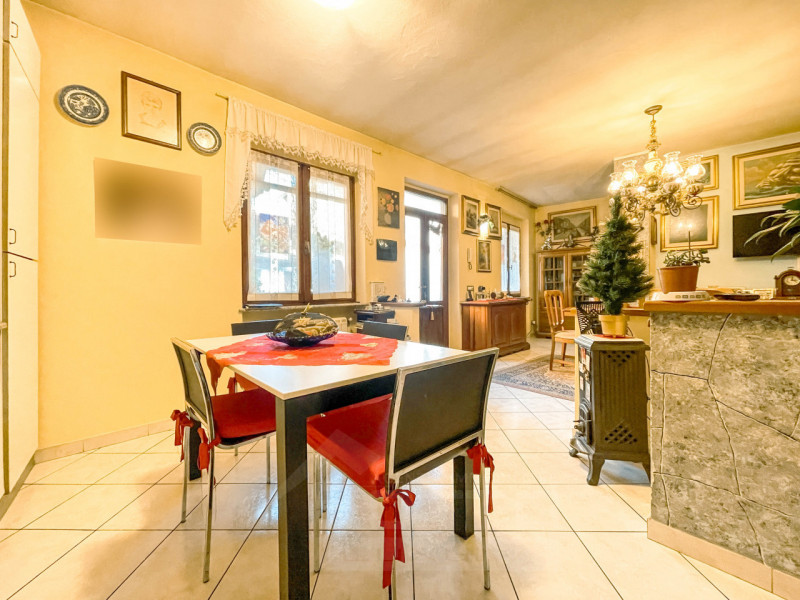 Immagine 8 di Palazzo in vendita  in piazza Manzetti 23 a Invorio