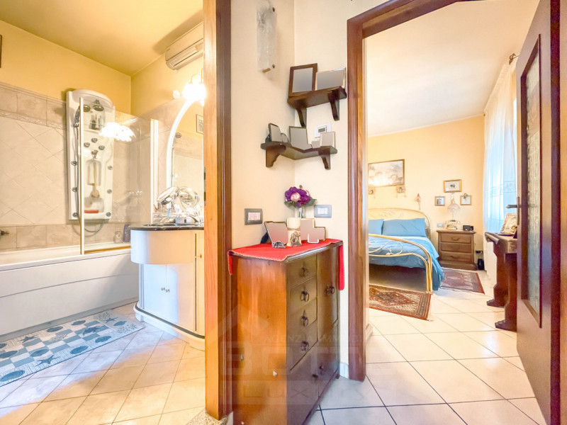 Immagine 9 di Palazzo in vendita  in piazza Manzetti 23 a Invorio