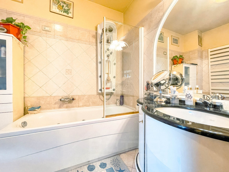 Immagine 13 di Palazzo in vendita  in piazza Manzetti 23 a Invorio