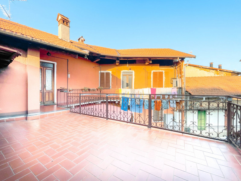 Immagine 33 di Palazzo in vendita  in piazza Manzetti 23 a Invorio