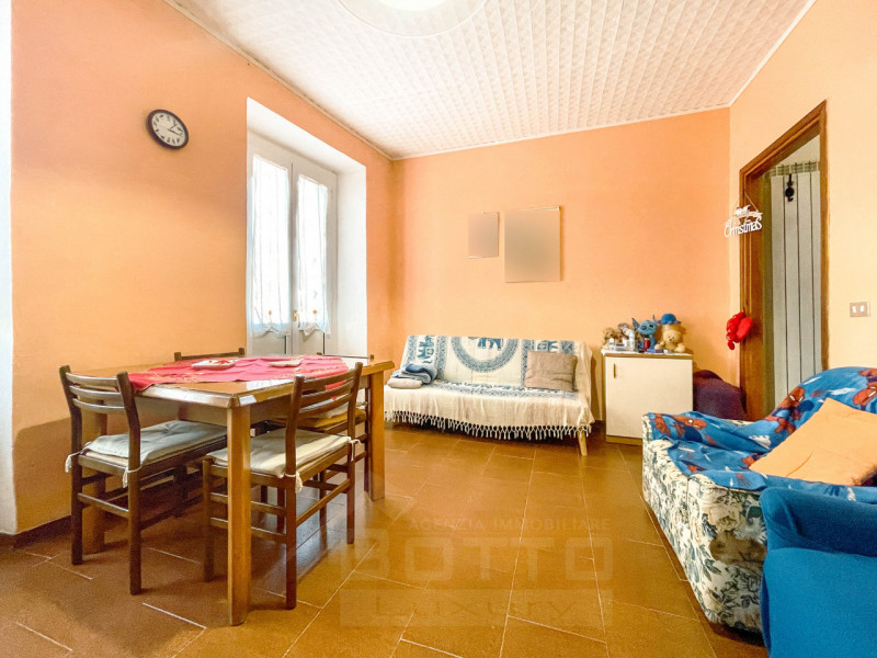 Immagine 35 di Palazzo in vendita  in piazza Manzetti 23 a Invorio