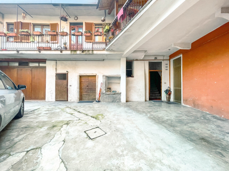 Immagine 40 di Palazzo in vendita  in piazza Manzetti 23 a Invorio