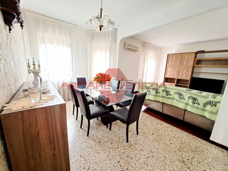 Immagine 1 di Appartamento in vendita  in Riviera San Nicolò 20 a Venezia