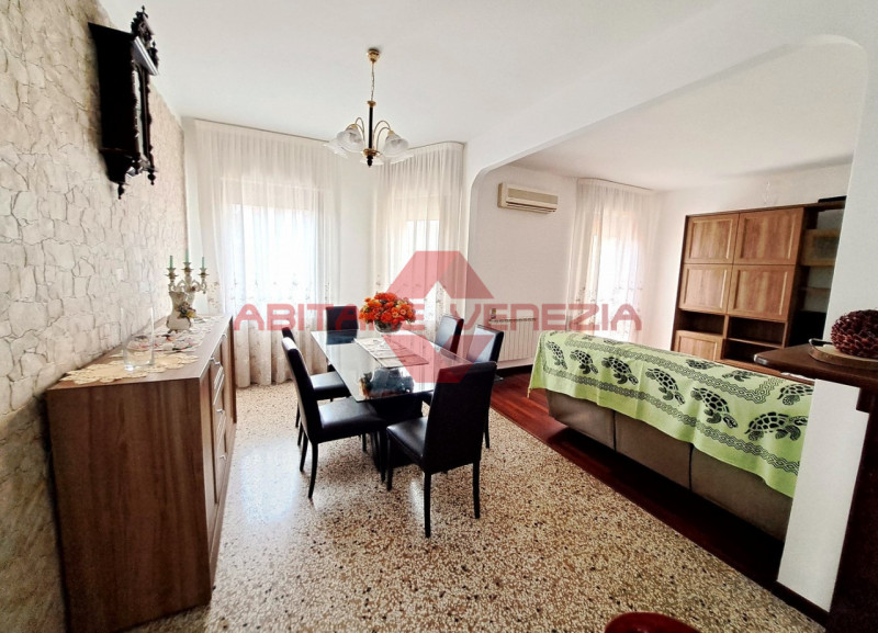 Immagine 2 di Appartamento in vendita  in Riviera San Nicolò 20 a Venezia