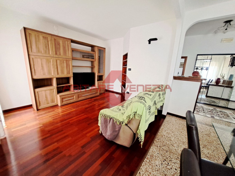 Immagine 5 di Appartamento in vendita  in Riviera San Nicolò 20 a Venezia