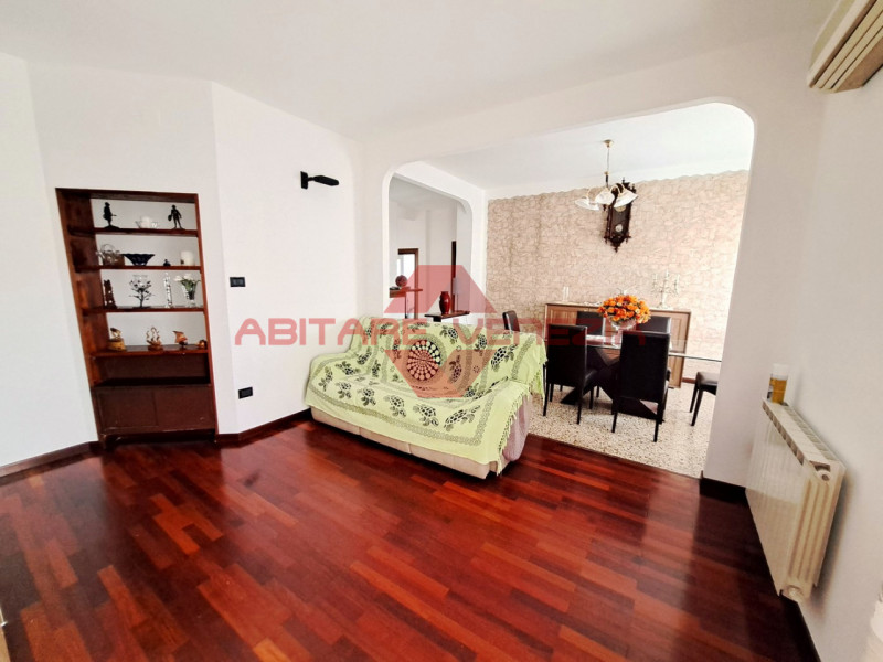 Immagine 6 di Appartamento in vendita  in Riviera San Nicolò 20 a Venezia