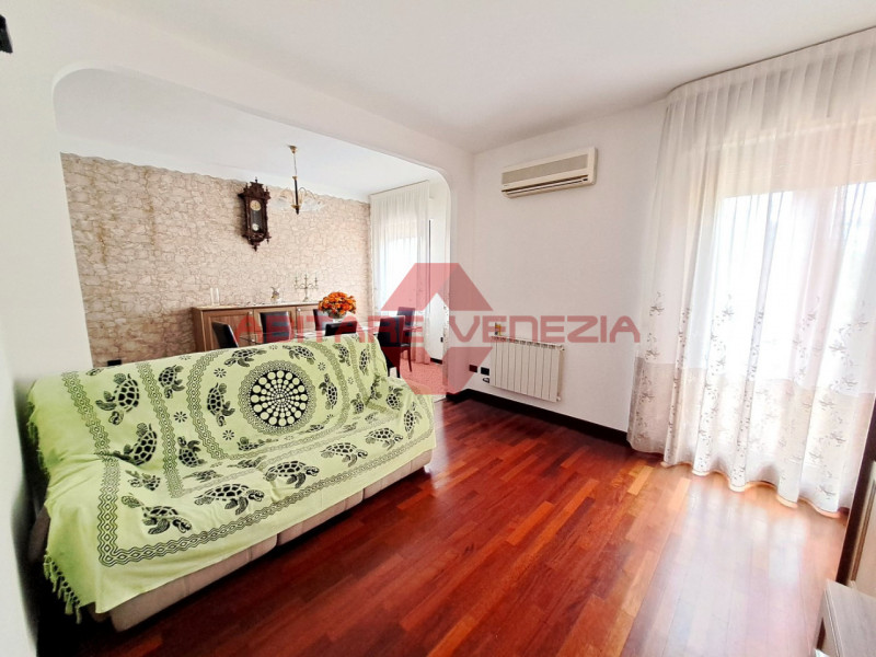 Immagine 7 di Appartamento in vendita  in Riviera San Nicolò 20 a Venezia