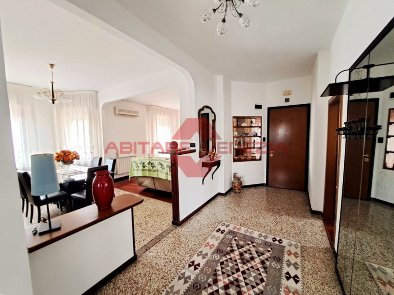 Immagine 9 di Appartamento in vendita  in Riviera San Nicolò 20 a Venezia