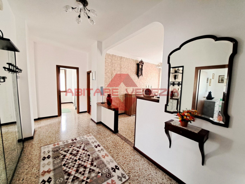 Immagine 11 di Appartamento in vendita  in Riviera San Nicolò 20 a Venezia