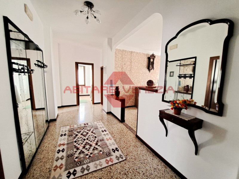 Immagine 12 di Appartamento in vendita  in Riviera San Nicolò 20 a Venezia