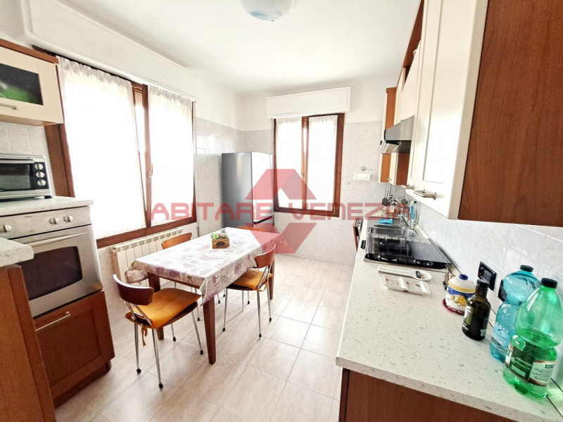 Immagine 13 di Appartamento in vendita  in Riviera San Nicolò 20 a Venezia