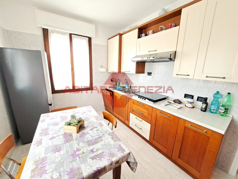 Immagine 14 di Appartamento in vendita  in Riviera San Nicolò 20 a Venezia