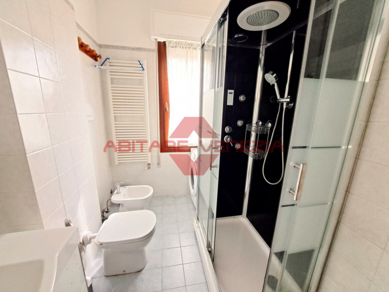 Immagine 21 di Appartamento in vendita  in Riviera San Nicolò 20 a Venezia