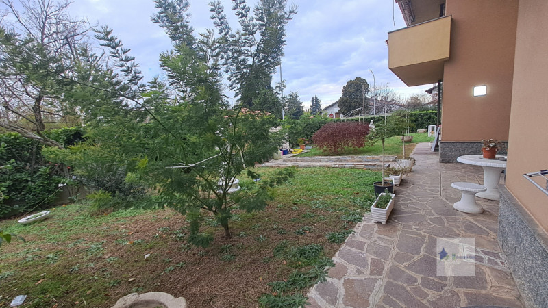 Immagine 1 di Casa bifamiliare in vendita  in via marche a Castano Primo