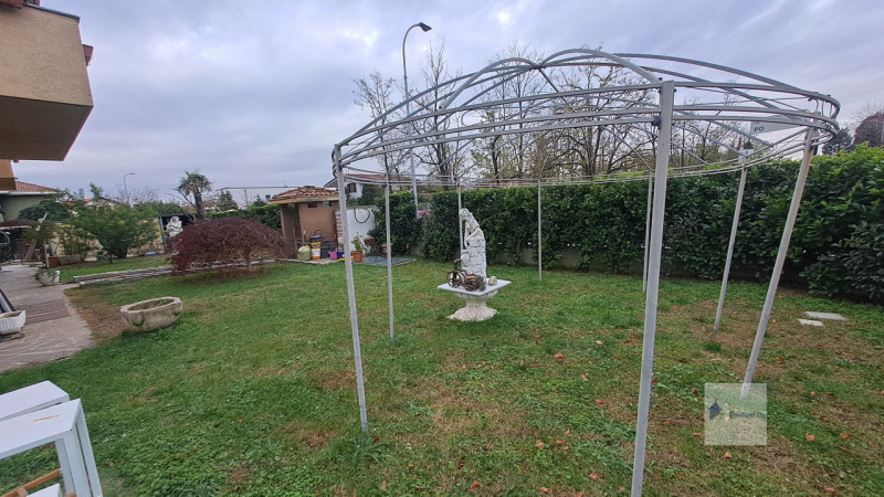 Immagine 2 di Casa bifamiliare in vendita  in via marche a Castano Primo