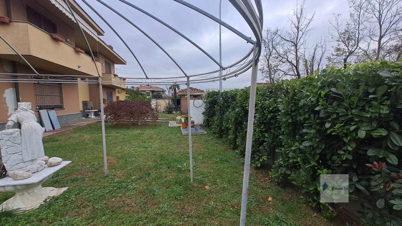 Immagine 3 di Casa bifamiliare in vendita  in via marche a Castano Primo