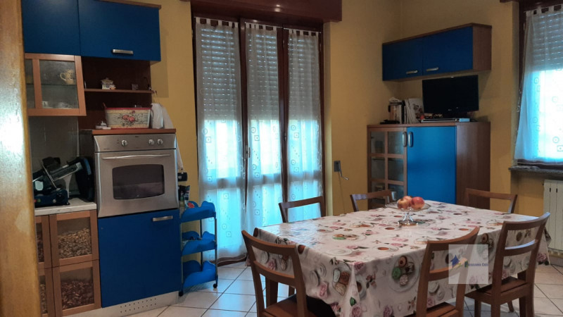 Immagine 9 di Casa bifamiliare in vendita  in via marche a Castano Primo