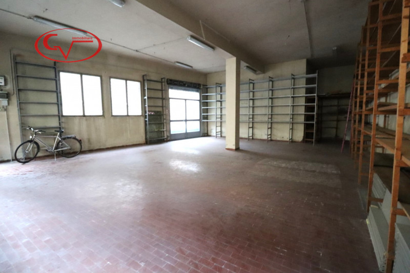 Immagine 1 di Magazzino in vendita  a Montevarchi