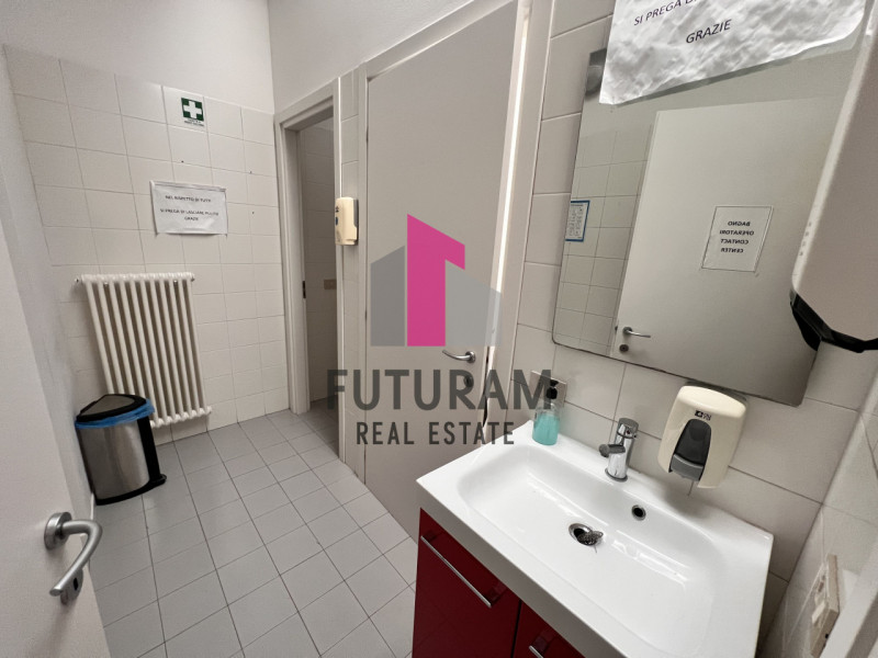 Immagine 14 di Ufficio in affitto  a Vicenza