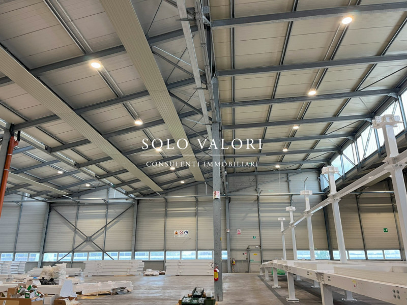 Immagine 5 di Capannone industriale in affitto  a Roncade