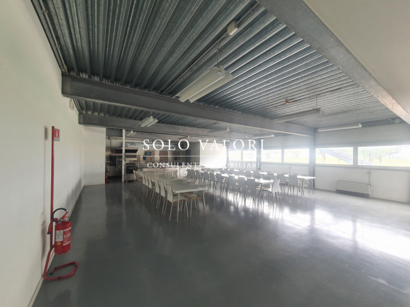 Immagine 8 di Capannone industriale in affitto  a Roncade