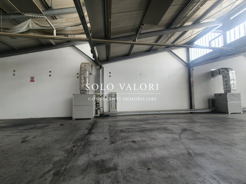 Immagine 10 di Capannone industriale in affitto  a Roncade