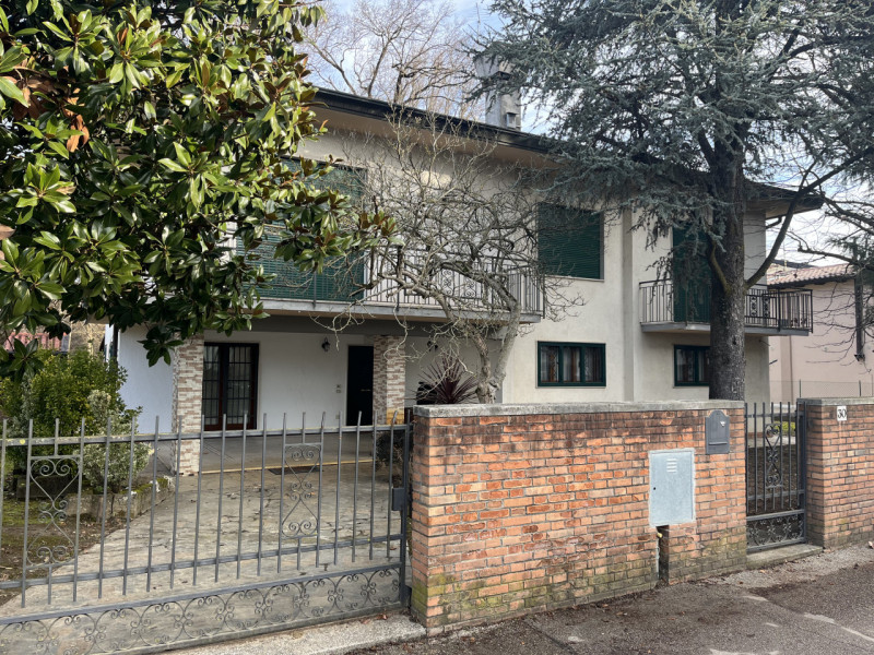 Immagine 1 di Villa in affitto  in Via Padova a Mirano