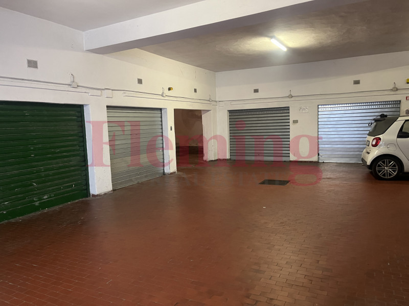 Immagine 18 di Garage in affitto  in Piazza Stefano Jacini a Roma