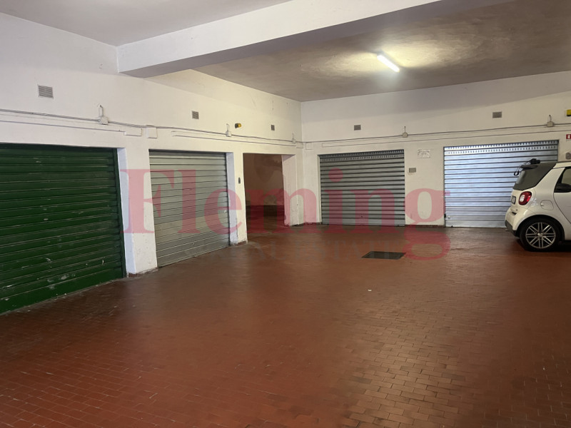 Immagine 19 di Garage in affitto  in Piazza Stefano Jacini a Roma
