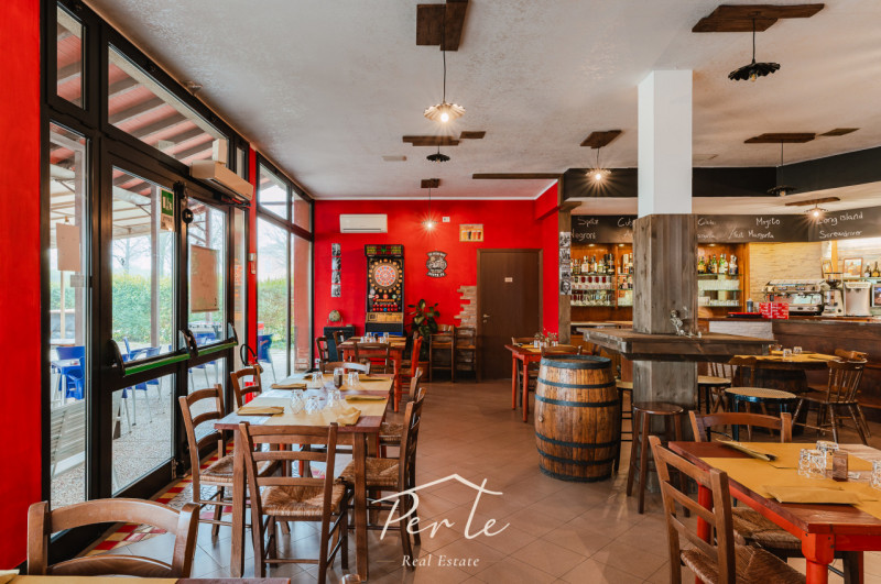 Immagine 2 di Attività commerciale in vendita  in via roma 4 a Schivenoglia