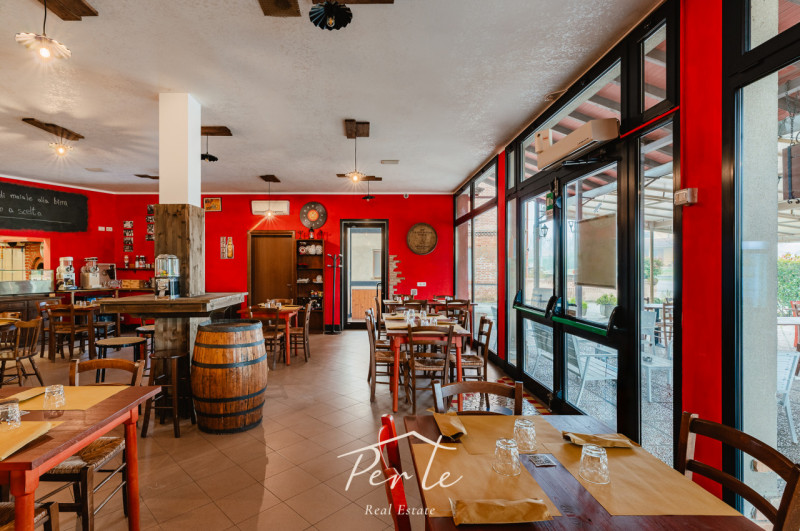 Immagine 4 di Attività commerciale in vendita  in via roma 4 a Schivenoglia