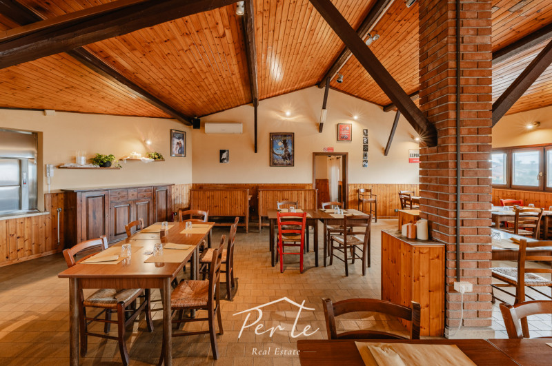 Immagine 17 di Attività commerciale in vendita  in via roma 4 a Schivenoglia