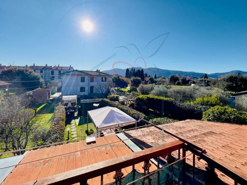 Immagine 1 di Appartamento in vendita  in Via Aurelia lato Pisa 36 a Sarzana