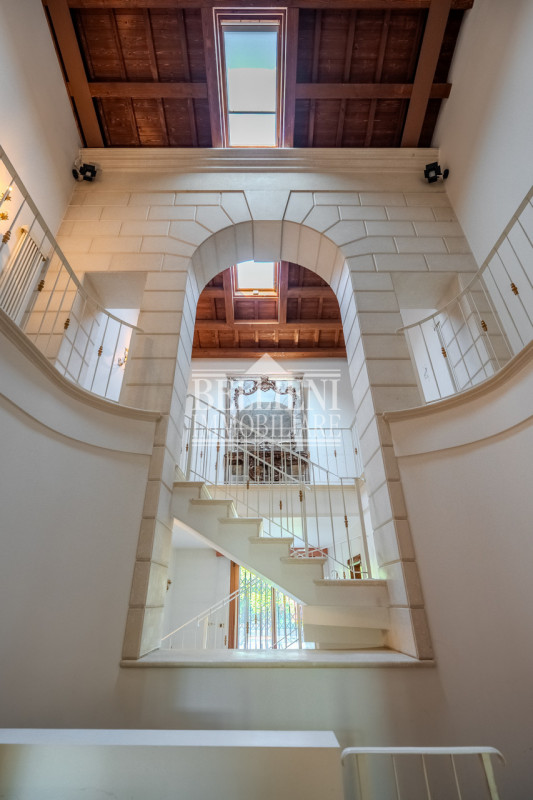 Immagine 2 di Villa in vendita  in Strada della Parolina a Vicenza