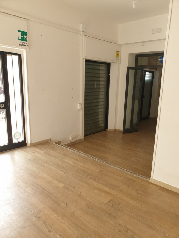 Immagine 3 di Negozio in vendita  in via aristide gabelli a Roma