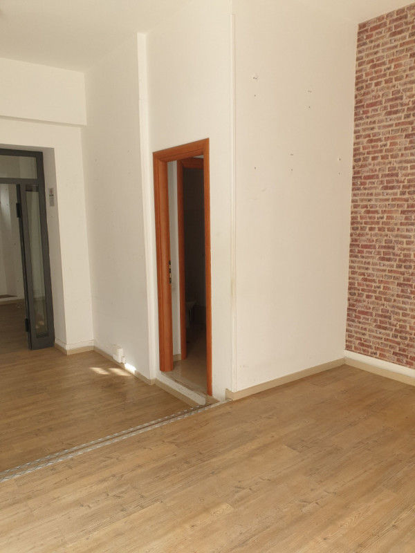 Immagine 4 di Negozio in vendita  in via aristide gabelli a Roma