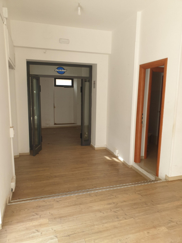 Immagine 8 di Negozio in vendita  in via aristide gabelli a Roma