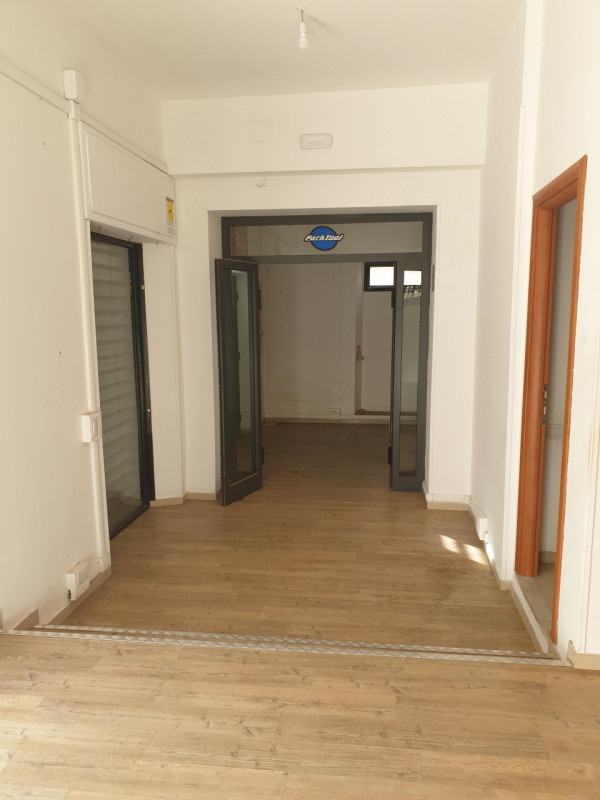 Immagine 9 di Negozio in vendita  in via aristide gabelli a Roma
