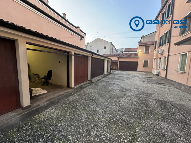 Immagine 10 di Appartamento in vendita  in Via Buzzolla 15 a Adria