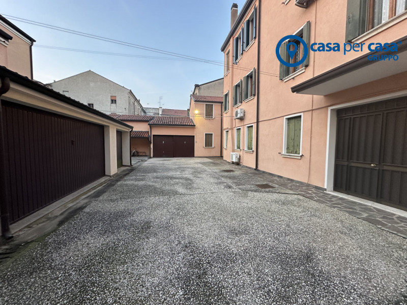 Immagine 11 di Appartamento in vendita  in Via Buzzolla 15 a Adria