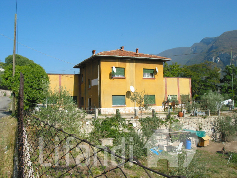 Immagine 12 di Rustico / casale in vendita  a Rivoli Veronese