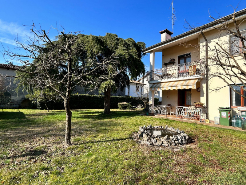 Immagine 3 di Casa trifamiliare in vendita  in Via Leopardi a Cormons