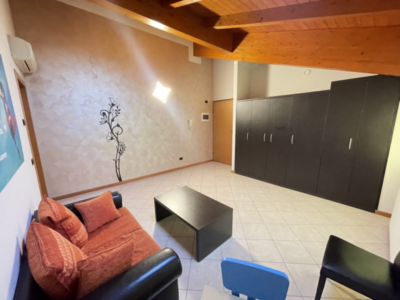 Immagine 4 di Ufficio in affitto  a Suzzara