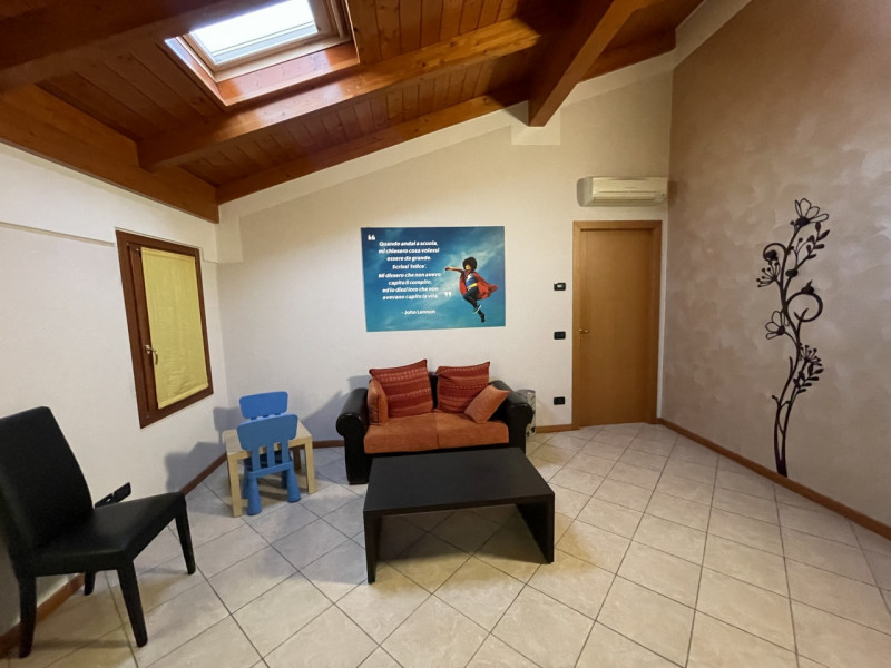 Immagine 7 di Ufficio in affitto  a Suzzara