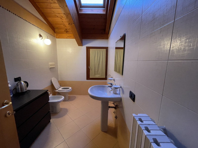 Immagine 10 di Ufficio in affitto  a Suzzara