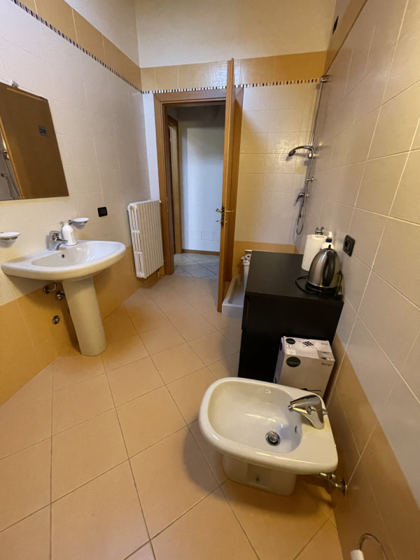 Immagine 11 di Ufficio in affitto  a Suzzara