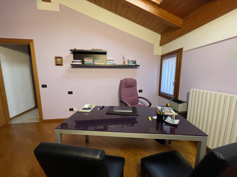 Immagine 14 di Ufficio in affitto  a Suzzara