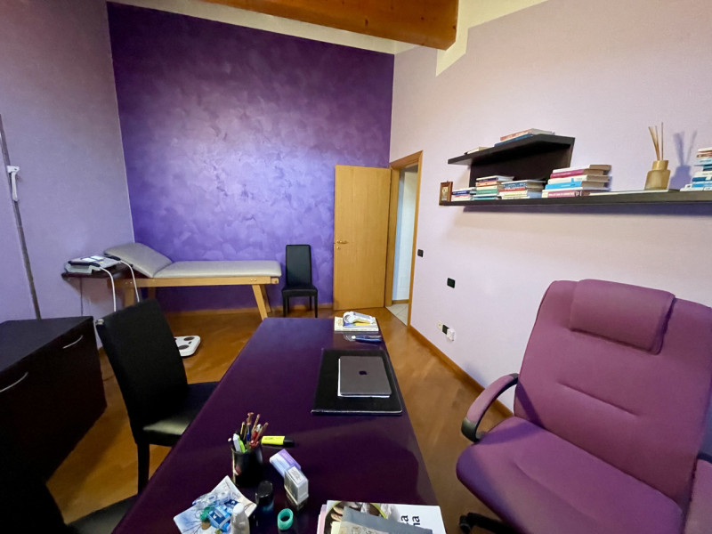 Immagine 16 di Ufficio in affitto  a Suzzara