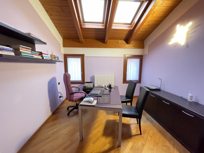 Immagine 19 di Ufficio in affitto  a Suzzara